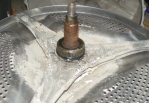 Hvordan fjerne skaftet fra trommelen til en vaskemaskin?
