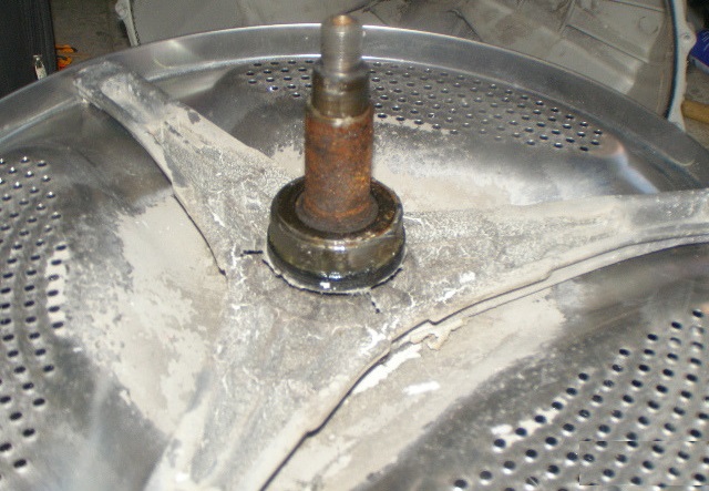 How to remove the shaft from the drum of a washing machine