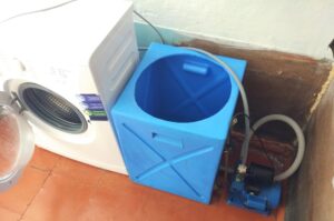Com connectar una rentadora a un barril d'aigua?