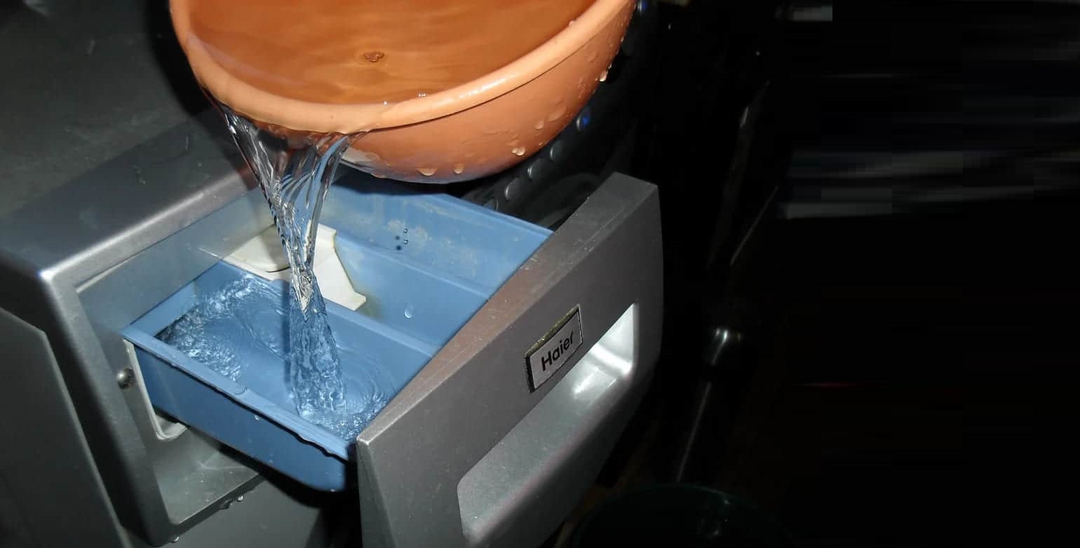 hæld vand i maskinen