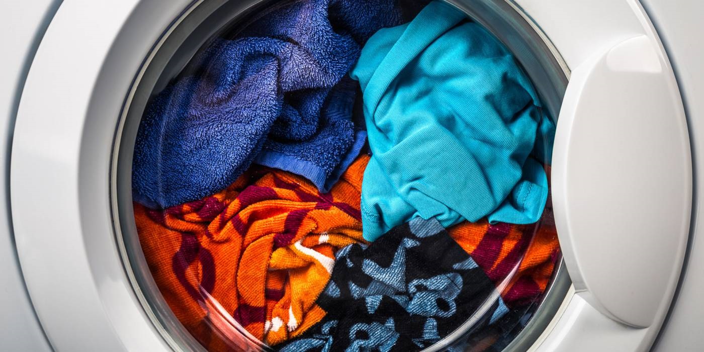 Maschine wäscht Kleidung