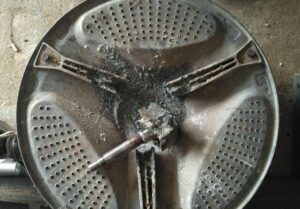 Hvordan erstatte tverrstykket i en vaskemaskin?