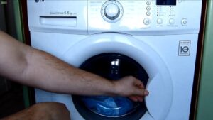 Ako otvoriť zaseknuté dvierka na práčke?