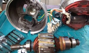 Paano i-disassemble ang motor mula sa isang washing machine?