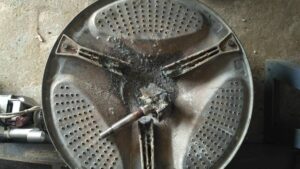 The crosspiece in the washing machine burst