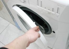 A escotilha da máquina de lavar Ariston não fecha