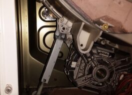 Controllo degli ammortizzatori e degli smorzatori su una lavatrice