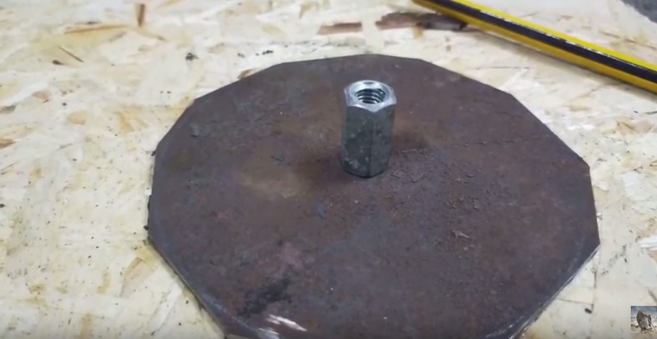 cắt một vòng tròn bằng kim loại