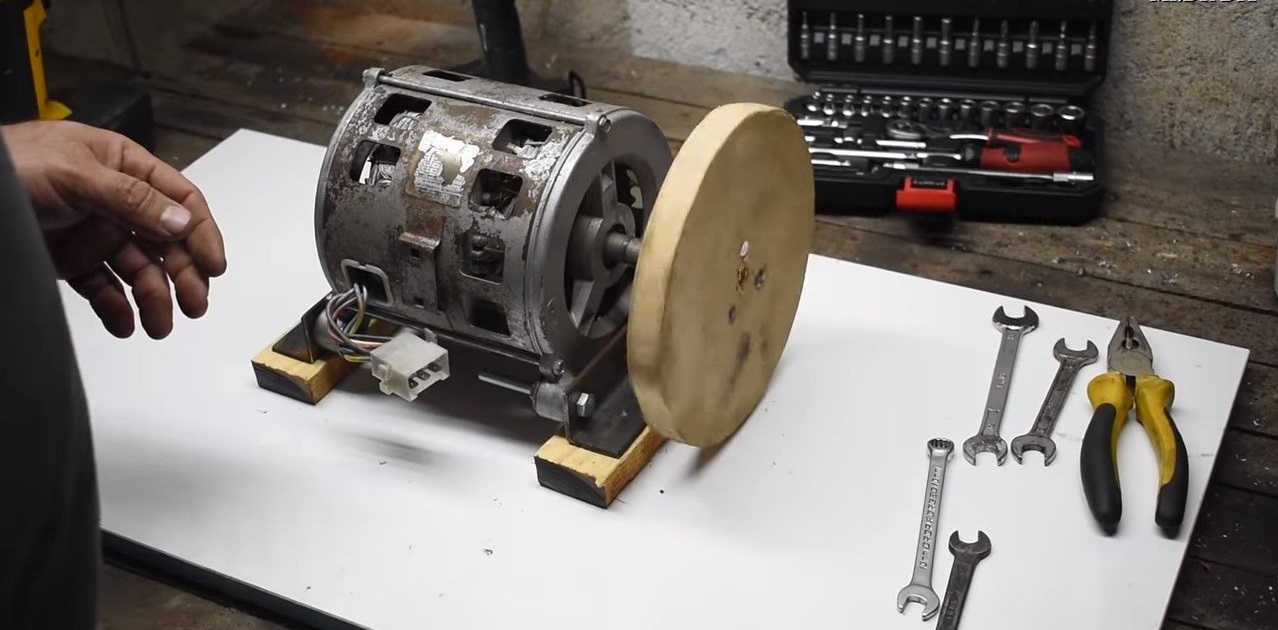 причврстите мотор на углове и инсталирајте диск