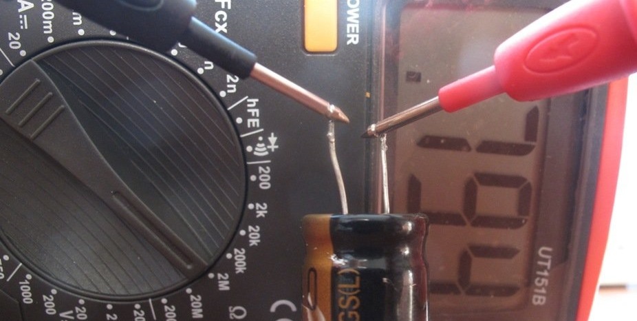 sjekke kondensatoren med et multimeter