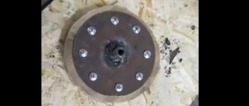 conectați la cercul de placaj cu șuruburi autofiletante