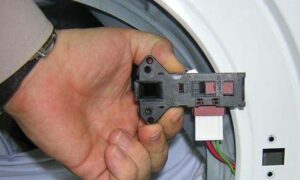 Hoe verwijder ik het slot van een Indesit-wasmachine?