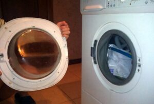 Ist es möglich, die Tür einer Waschmaschine aufzuhängen?