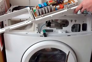 Pag-alis ng control panel sa washing machine