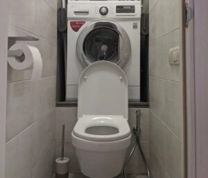 Het installeren van een wasmachine in het toilet
