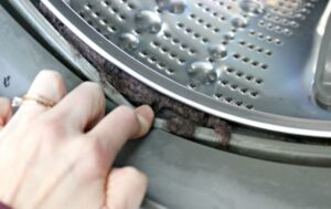 Kā LG veļas mašīnā notīrīt netīrumus zem manšetes?