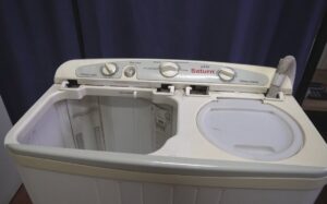 Làm thế nào để sửa chữa máy giặt bán tự động Saturn bằng tay của chính bạn?