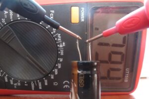 Hoe een wasmachinecondensator controleren met een tester?