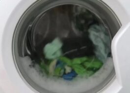 Hvorfor vasker vaskemaskinen uten å stoppe?