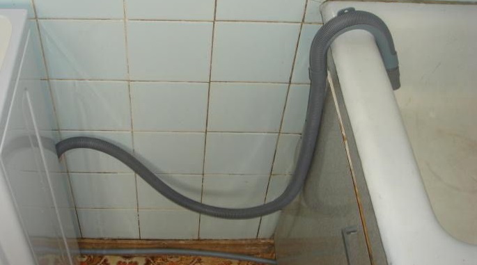 conecte a mangueira de drenagem à banheira e verifique a drenagem