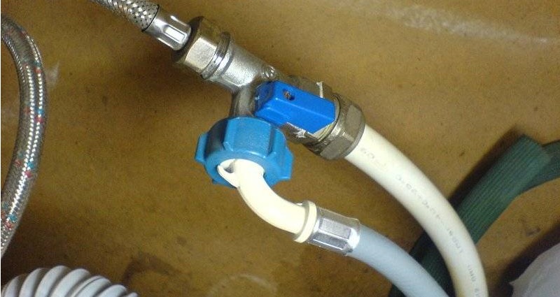 connectar la màquina al subministrament d'aigua