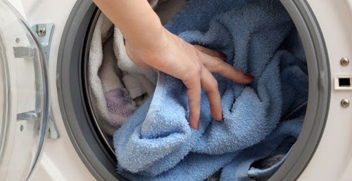 Per quanto tempo la macchina asciuga i vestiti in modalità asciugatura Eco?