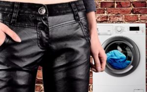 Hoe kunstleren broeken goed wassen en strijken?