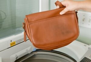 Paghuhugas ng leatherette sa isang washing machine