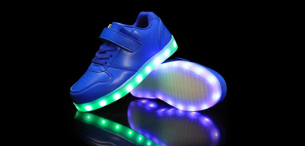 kumikinang na mga sneaker na may mga LED