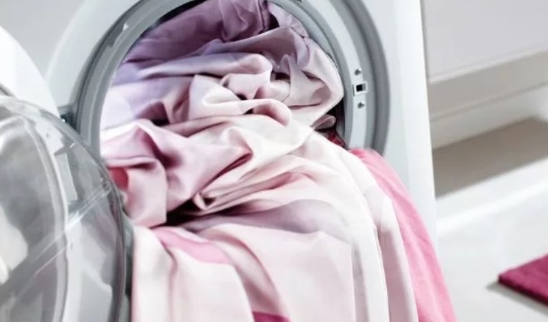 lavar prendas de satén en una máquina