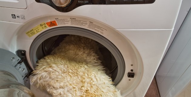غسل جلود الأغنام في الآلة