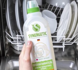 Vai trauku mazgājamajā mašīnā ir iespējams mazgāt traukus bez skalošanas līdzekļa?
