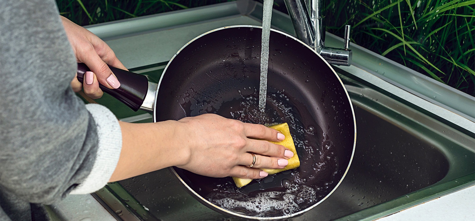 lavar una sartén antiadherente