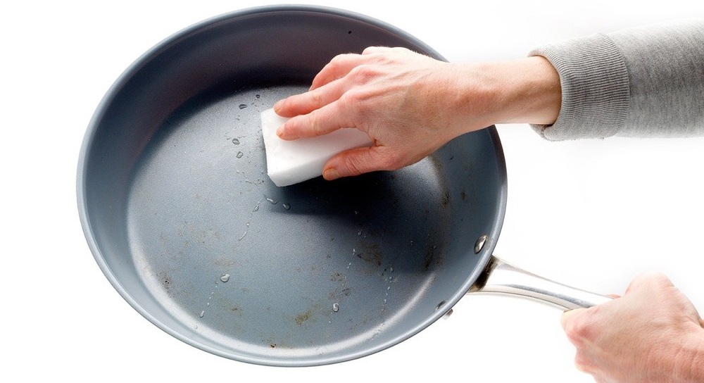 paglilinis ng non-stick frying pan