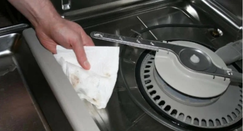 σκουπίστε το πλυντήριο πιάτων για να στεγνώσει