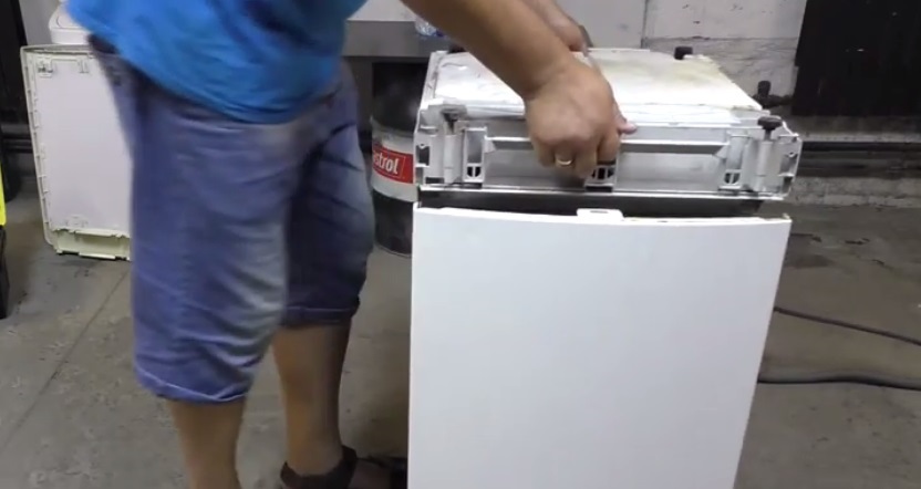 lật ngược máy rửa chén