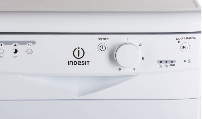 Mașină de spălat vase Indesit cu butonul de selectare a programului