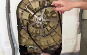 Comment serrer la ceinture sur une machine à laver Indesit ?