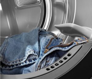 Можете ли да сушите дънки в сушилня за дрехи?