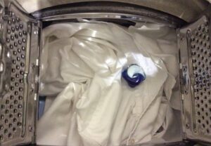 Pourquoi la capsule ne se dissout-elle pas dans la machine à laver ?