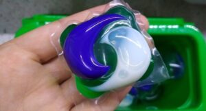 Cum se utilizează capsulele de rufe în mașina de spălat?