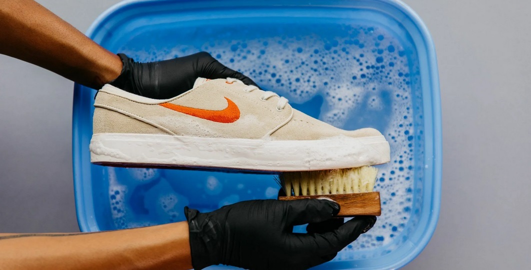 notīriet kurpes no netīrumiem