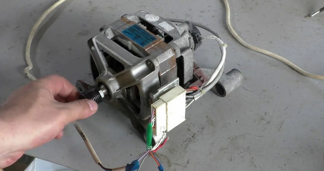 kết nối động cơ với nguồn điện và kiểm tra
