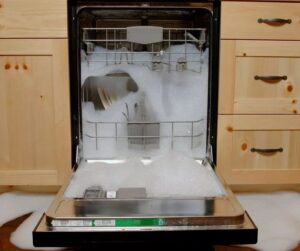 Mengapa buih bocor dari mesin basuh pinggan mangkuk saya?