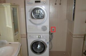 Opstelling van stopcontacten voor wasmachine en droger in een kolom