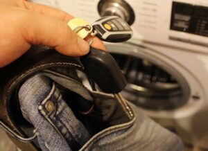 Bạn nên làm gì nếu bạn giặt chìa khóa xe trong máy giặt?
