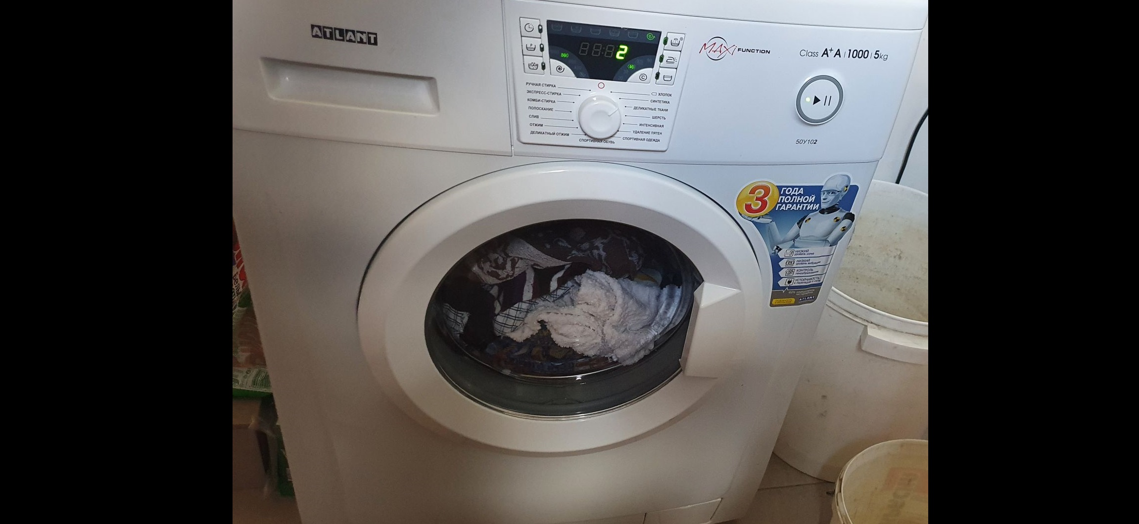 læsset vasketøj i Atlant-maskinen