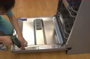 Hvordan fjerne døren fra en oppvaskmaskin