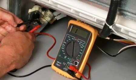 kiểm tra bộ phận làm nóng của máy rửa bát bằng đồng hồ vạn năng