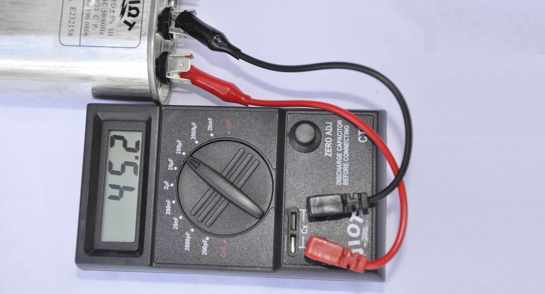 kontrollera kondensatorn med en multimeter